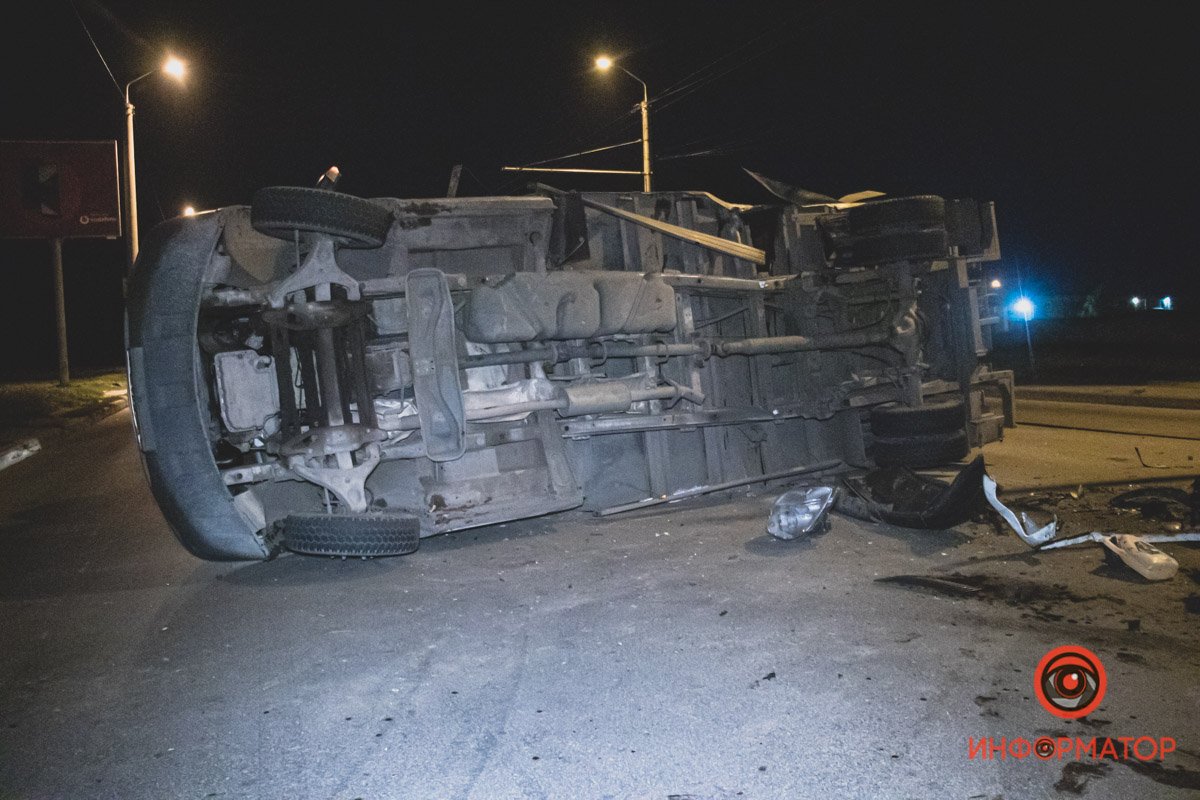 В результате грузовик перевернулся В результате грузовик перевернулся