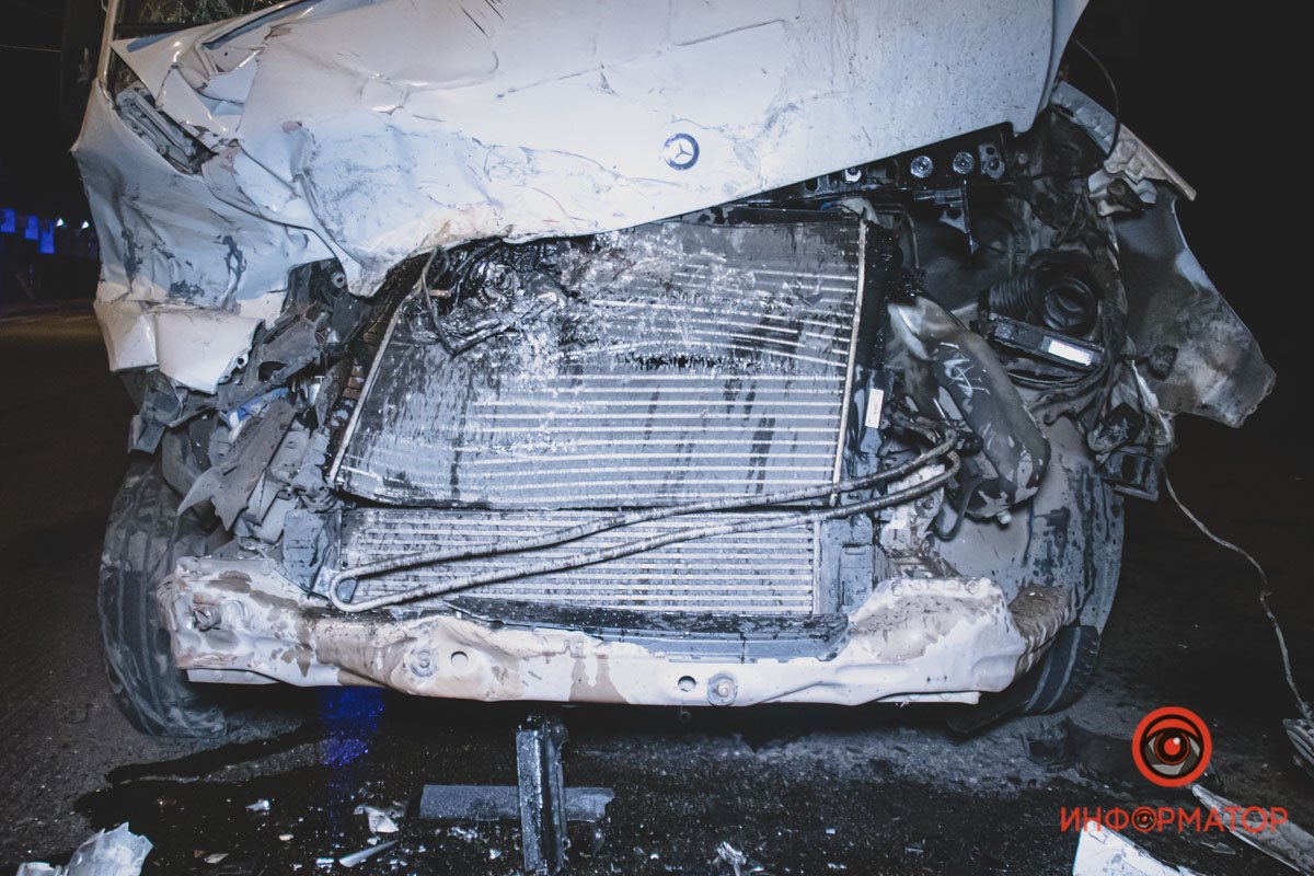 Микроавтобус ехал в левой полосе Микроавтобус ехал в левой полосе