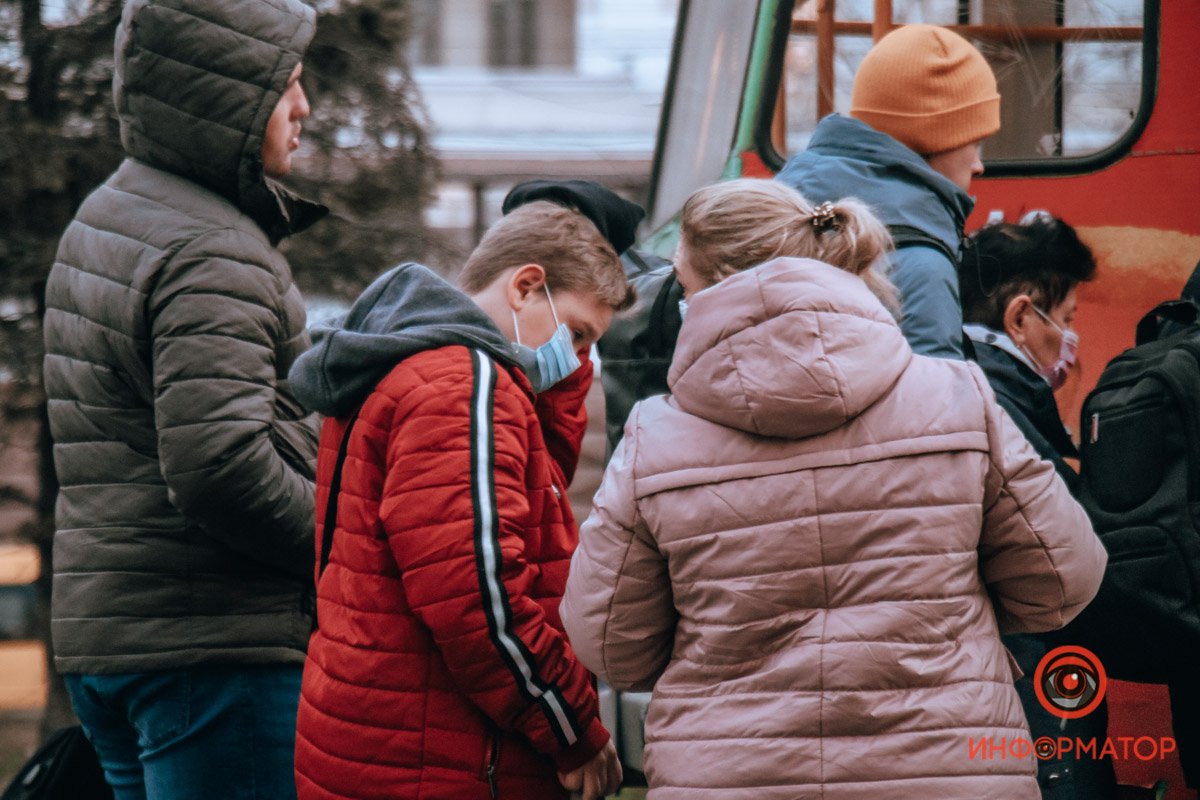 В электротранспорте большинство людей в масках