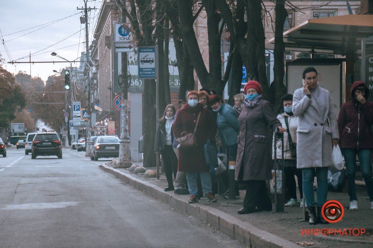 Некоторые даже на остановках стоят в масках