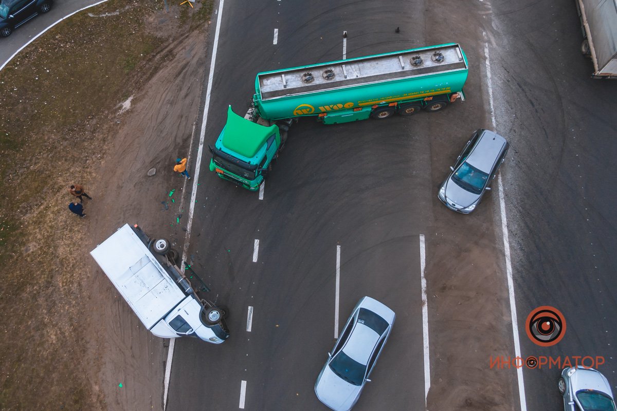 Бензовоз разворачивался Бензовоз разворачивался