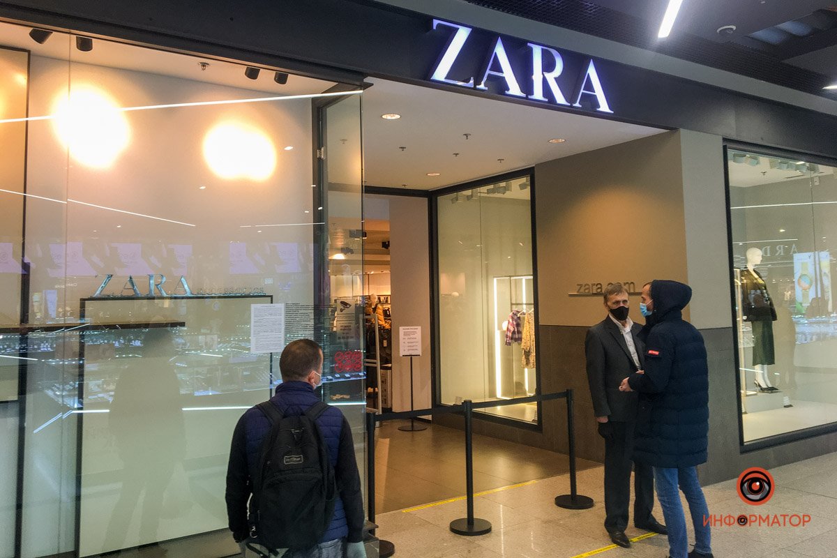 Чтобы зайти в магазин Zara, нужно показать соответствующий документ Чтобы зайти в магазин Zara, нужно показать соответствующий документ