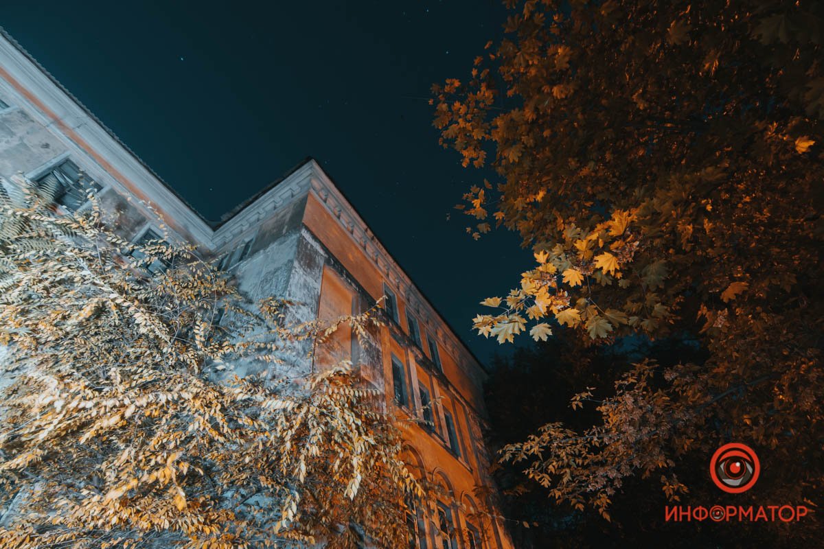 Заброшенная школа в золотых красках осени