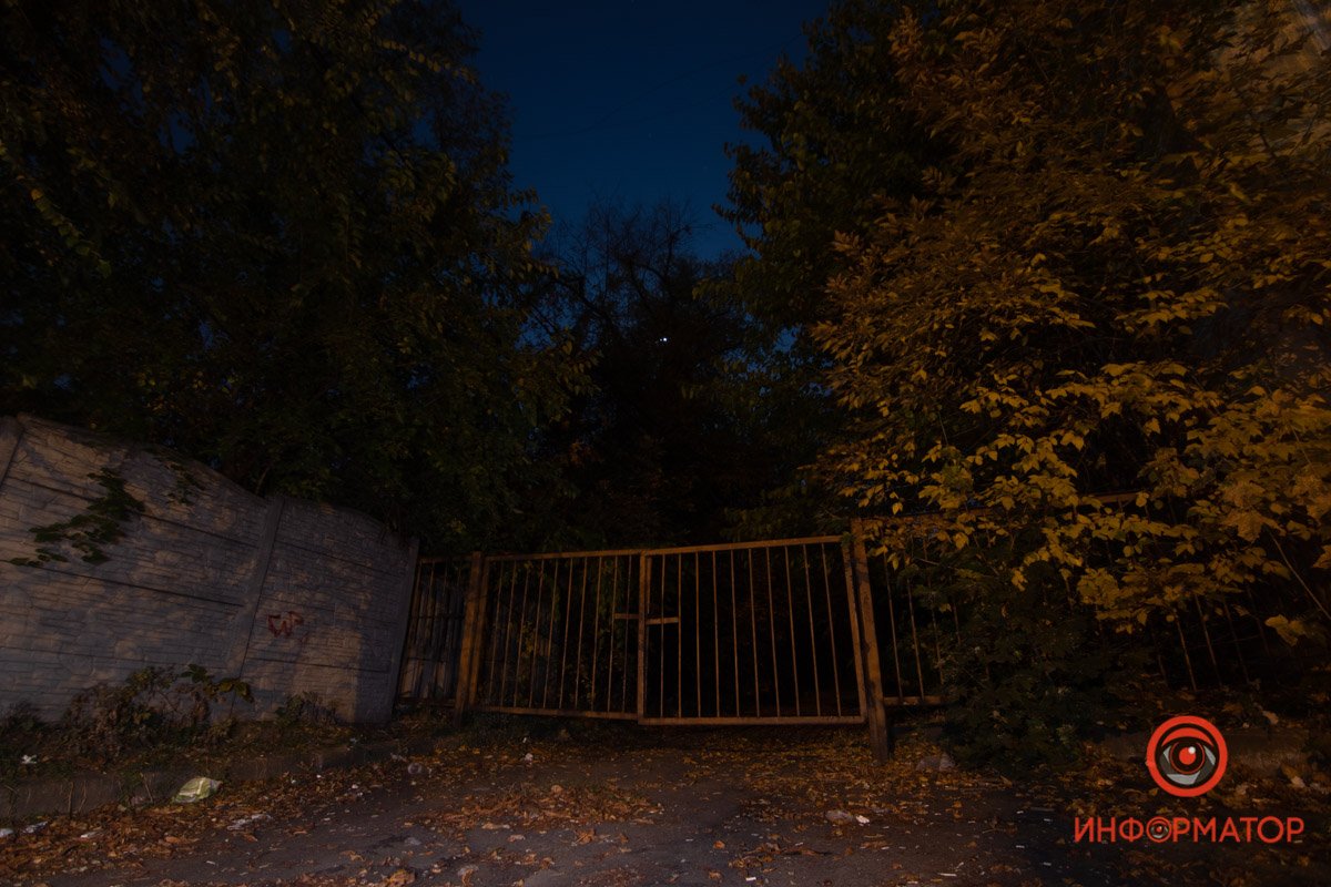 Ворота во двор школы, а когда-то здесь кипела жизнь