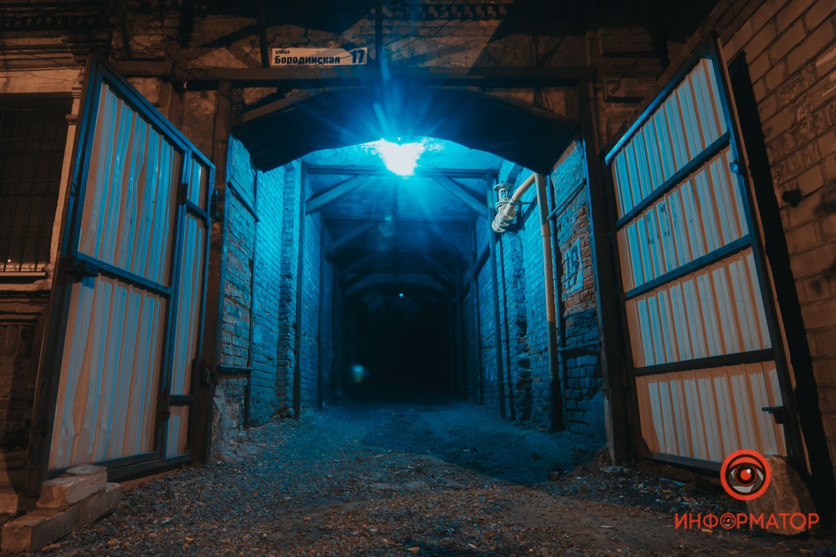 Из темноты должен появиться табун лошадей, но это всего проход во двор