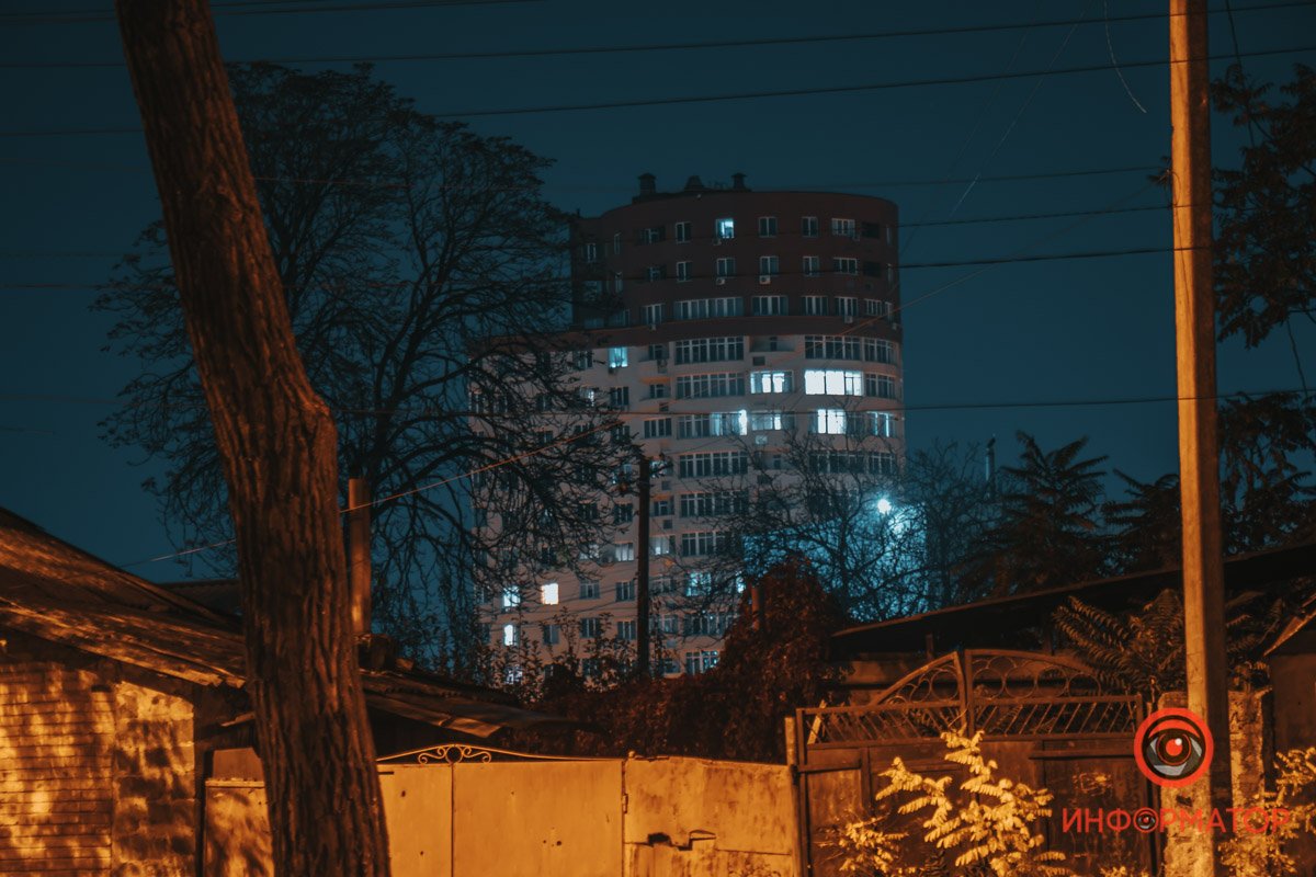 Современная башня сторожит район