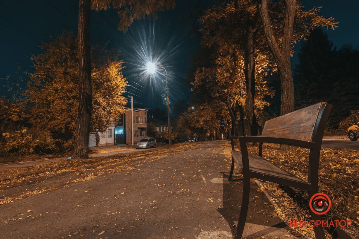 Одинокая лавочка ждет своих людей