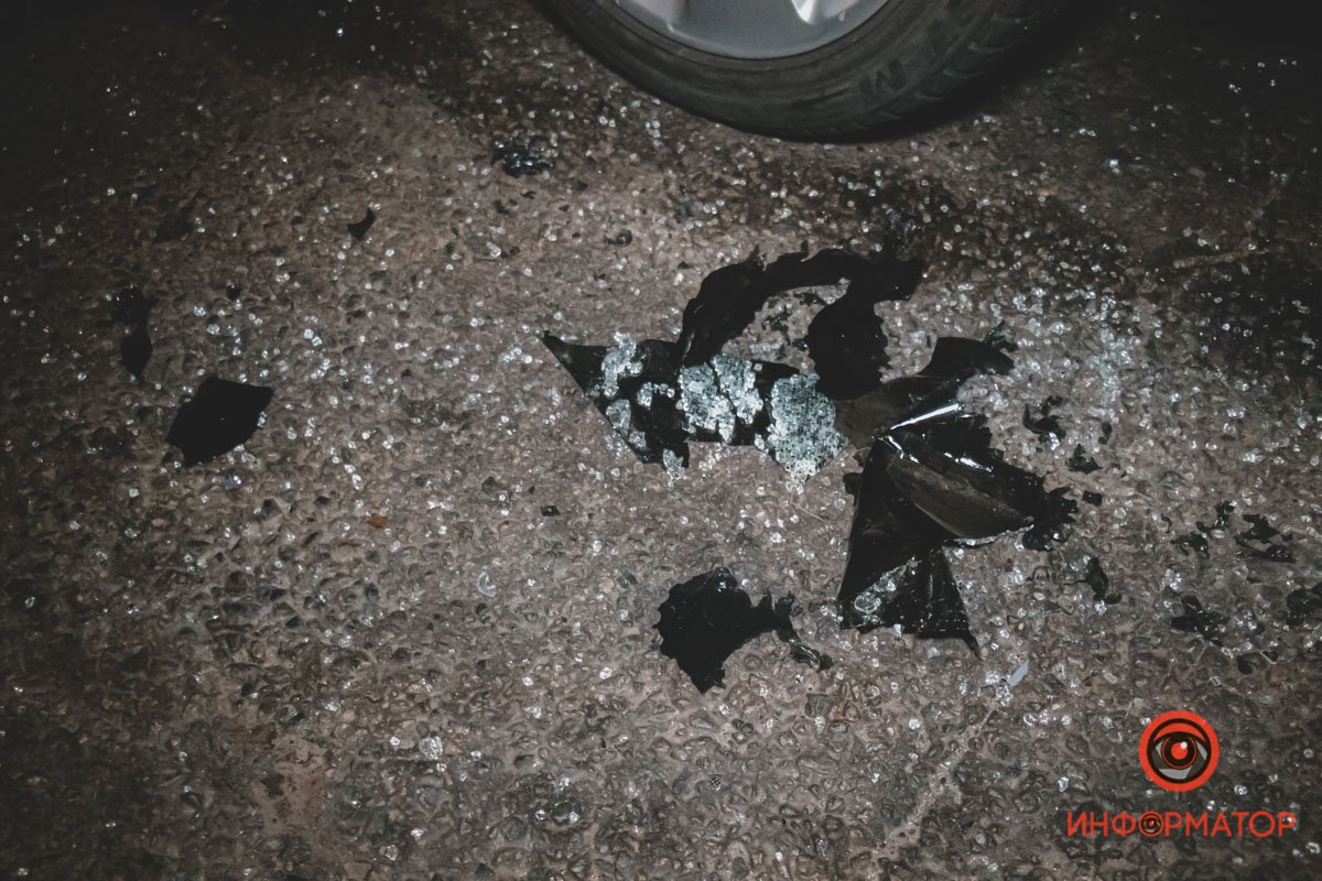 На дороге много осколков