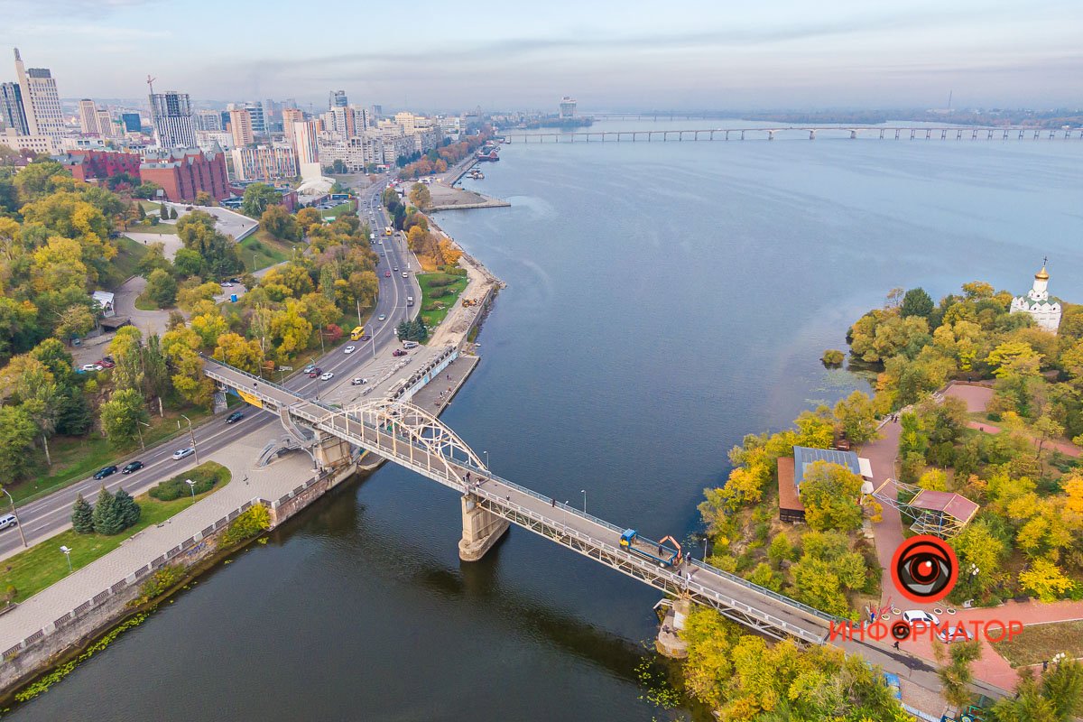 Мост на Монастырский остров и вид на Днепр Мост на Монастырский остров и вид на Днепр