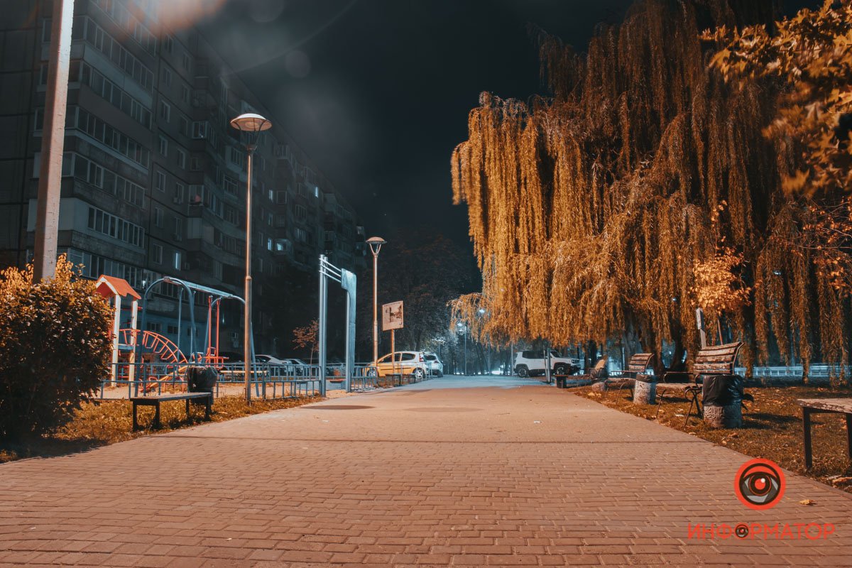 Детская площадка возле озера, дети играют спокойно Детская площадка возле озера, дети играют спокойно