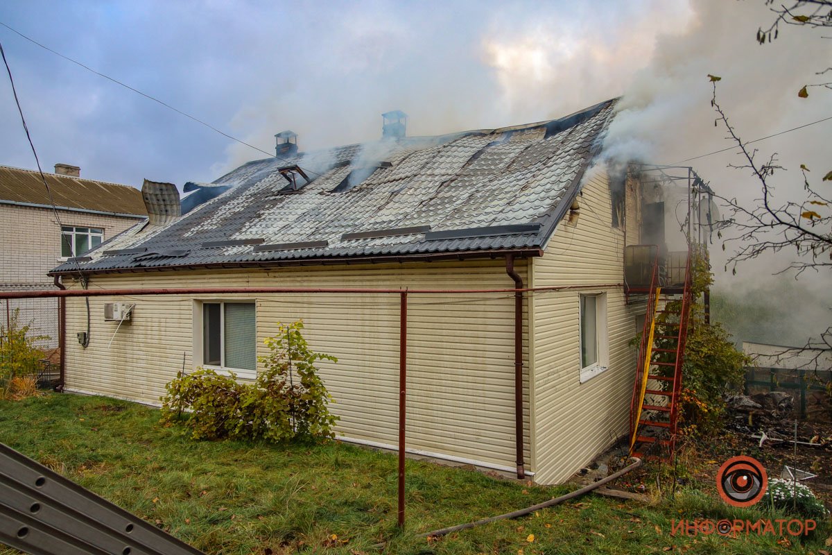 Огонь повредил крышу