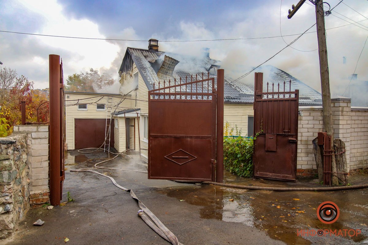 С пламенем боролись около двух часов