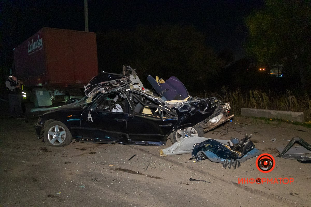 Машина врезалась в фуру, которая стояла на обочине Машина врезалась в фуру, которая стояла на обочине