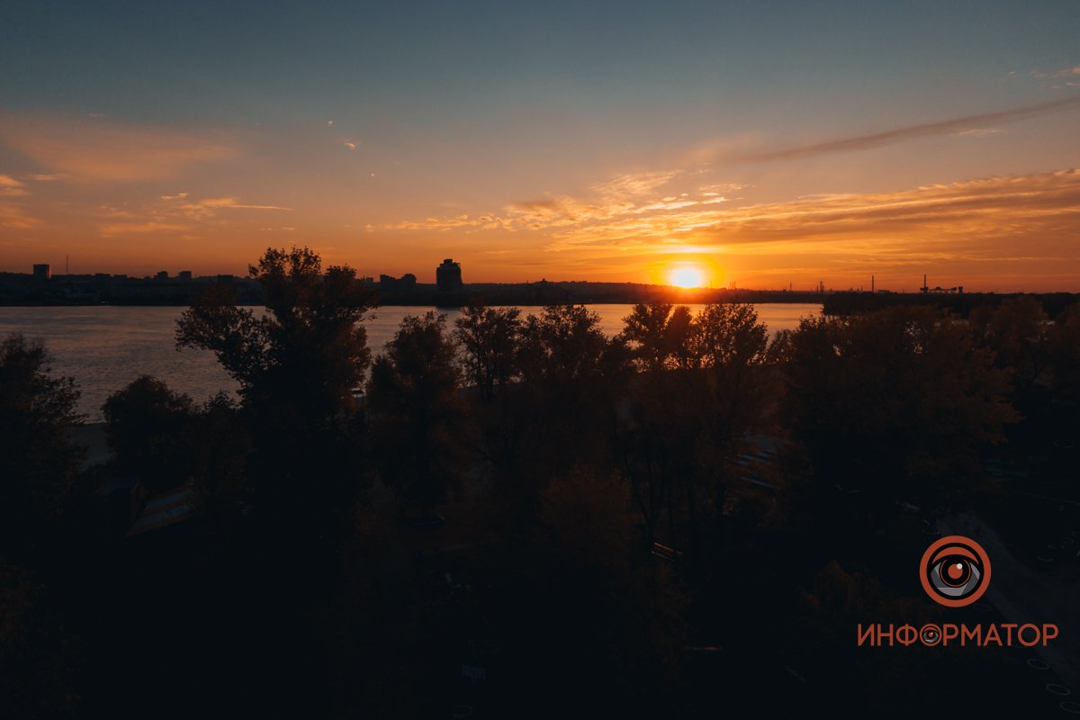 Персиком нежным закат догорает