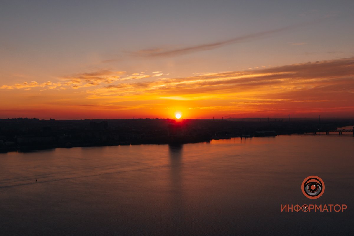 Облака росчерк пурпурный на нём