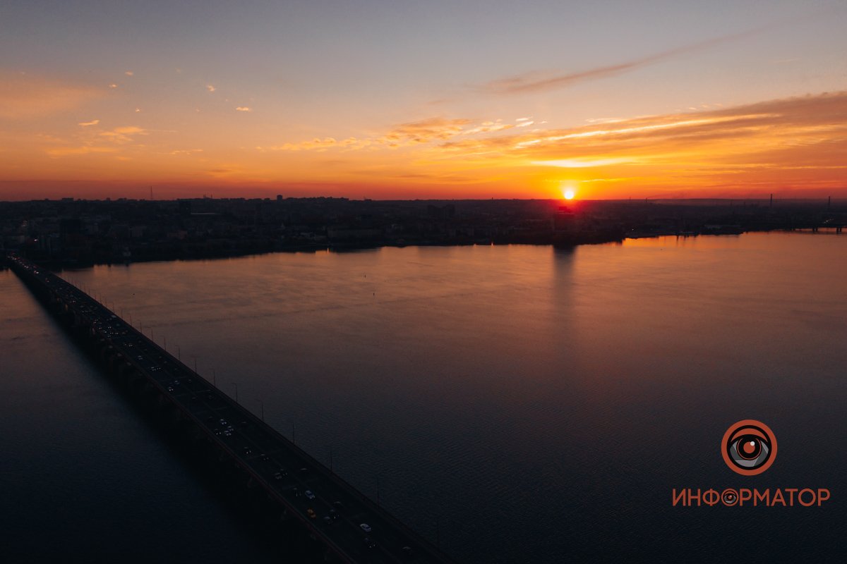 Как радуга небо пред ночью пылает