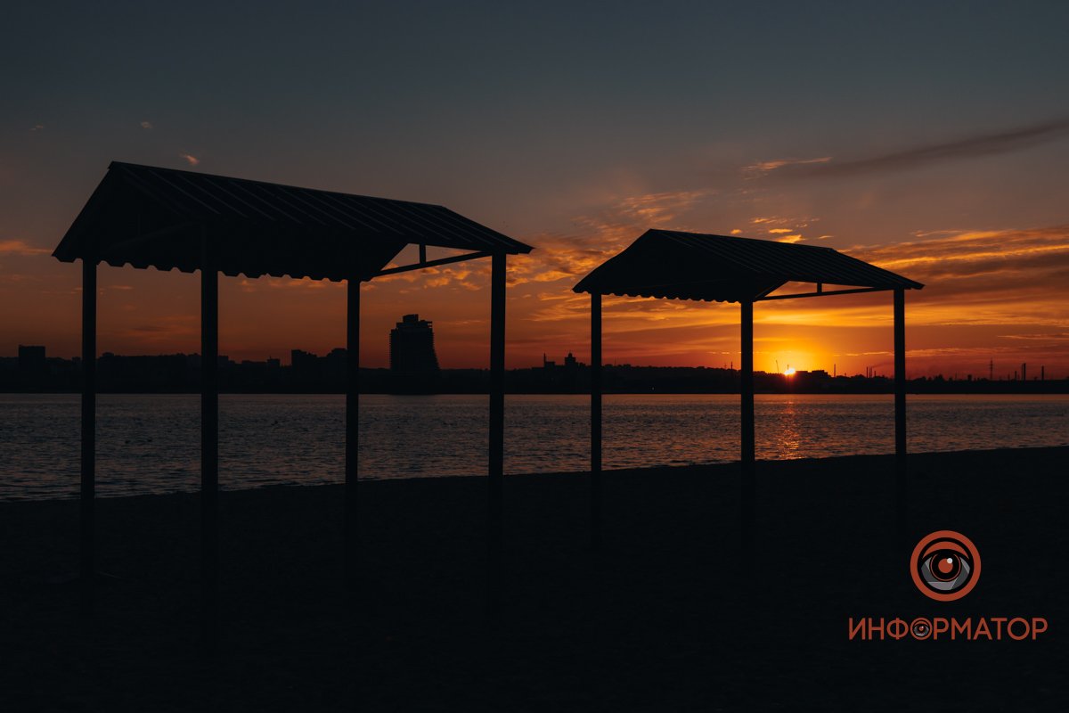 Где сумерки вечерние таят Заката краски, теплый свет в оконце.