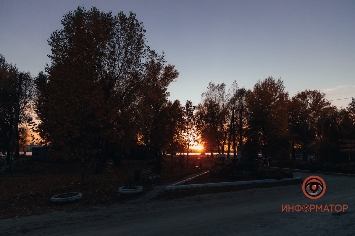 Круглый диск весит во тьме