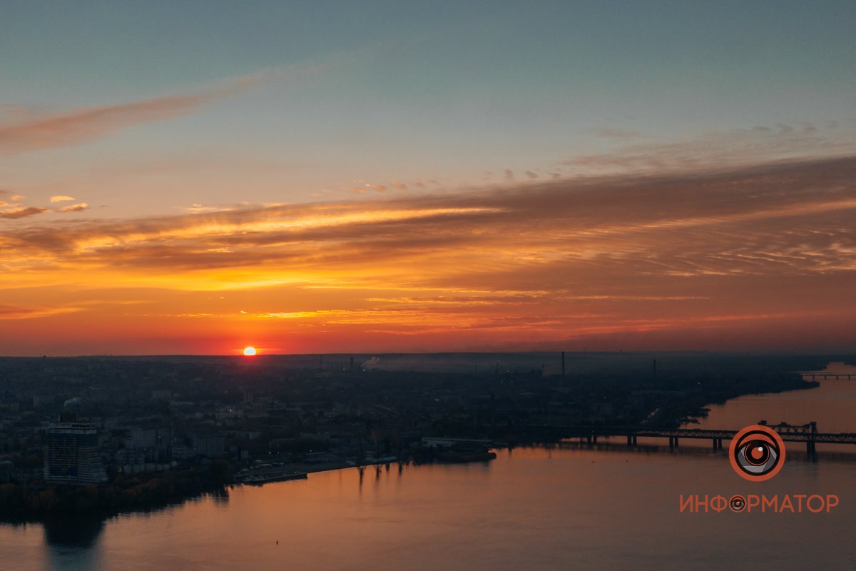 По небу солнце разливает краски