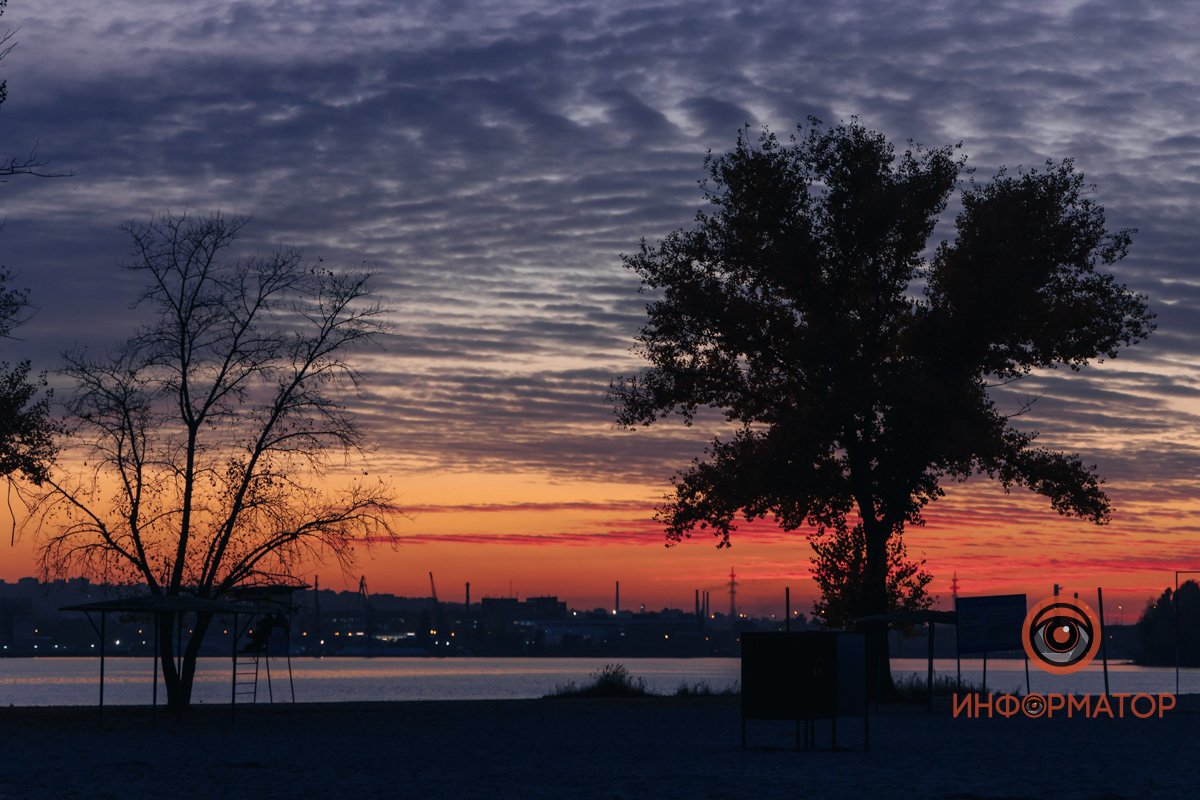 Закат ревел, как в рог рубиновый, трубил малиновым огнём.
