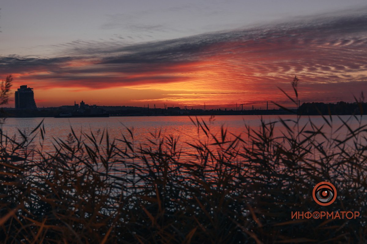 Златом с бирюзой Закат по небу плывет