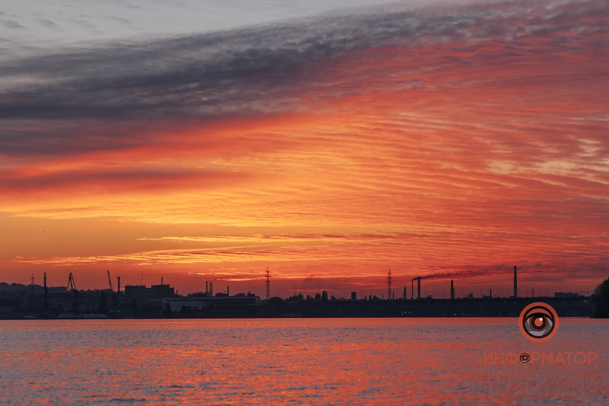 Как будто брига паруса, Что загорались цветом алым,