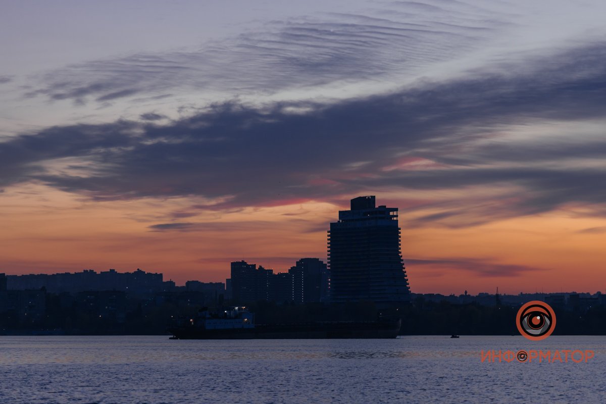 Ясный день предвещая волшебным огнем