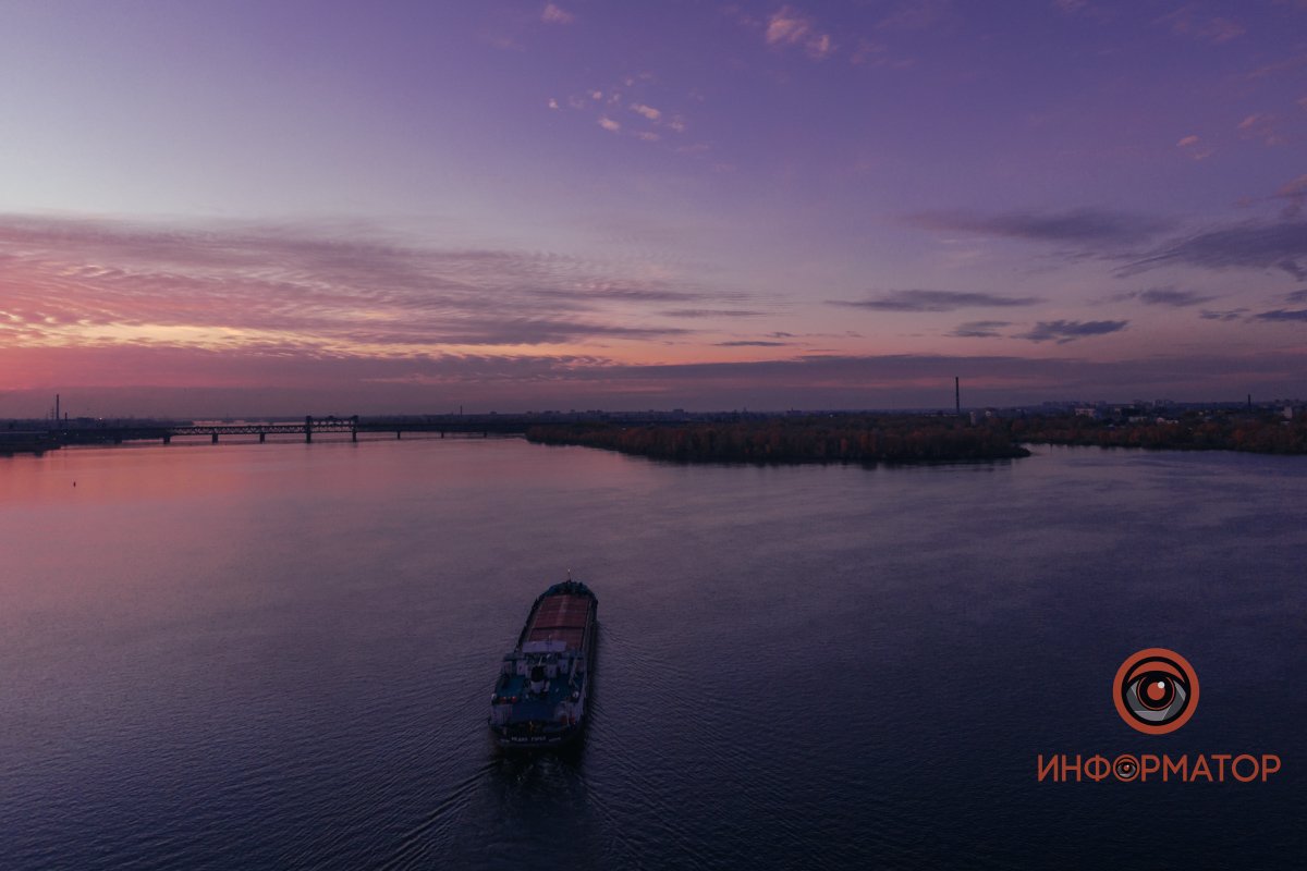 Закат. Как змеи, волны гнутся