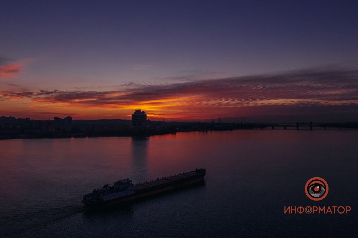 Розовеет дальний край