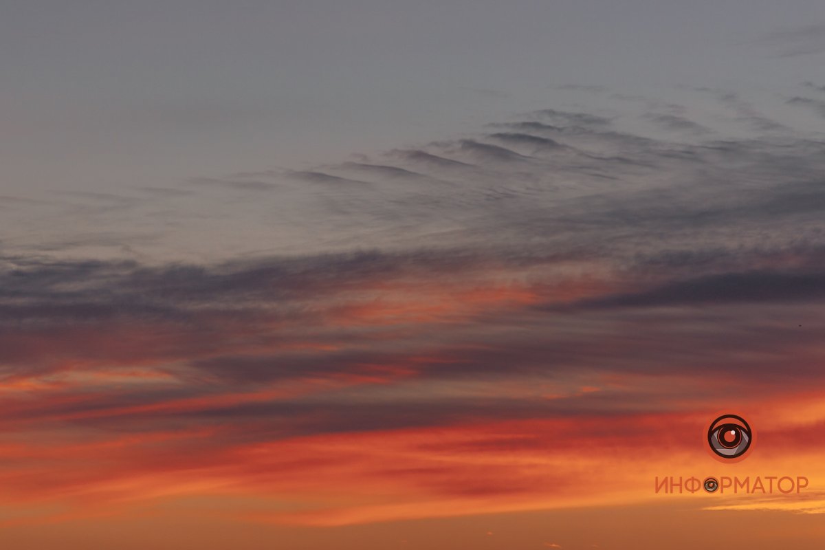 И тень с горы ложится на пестровидный луг