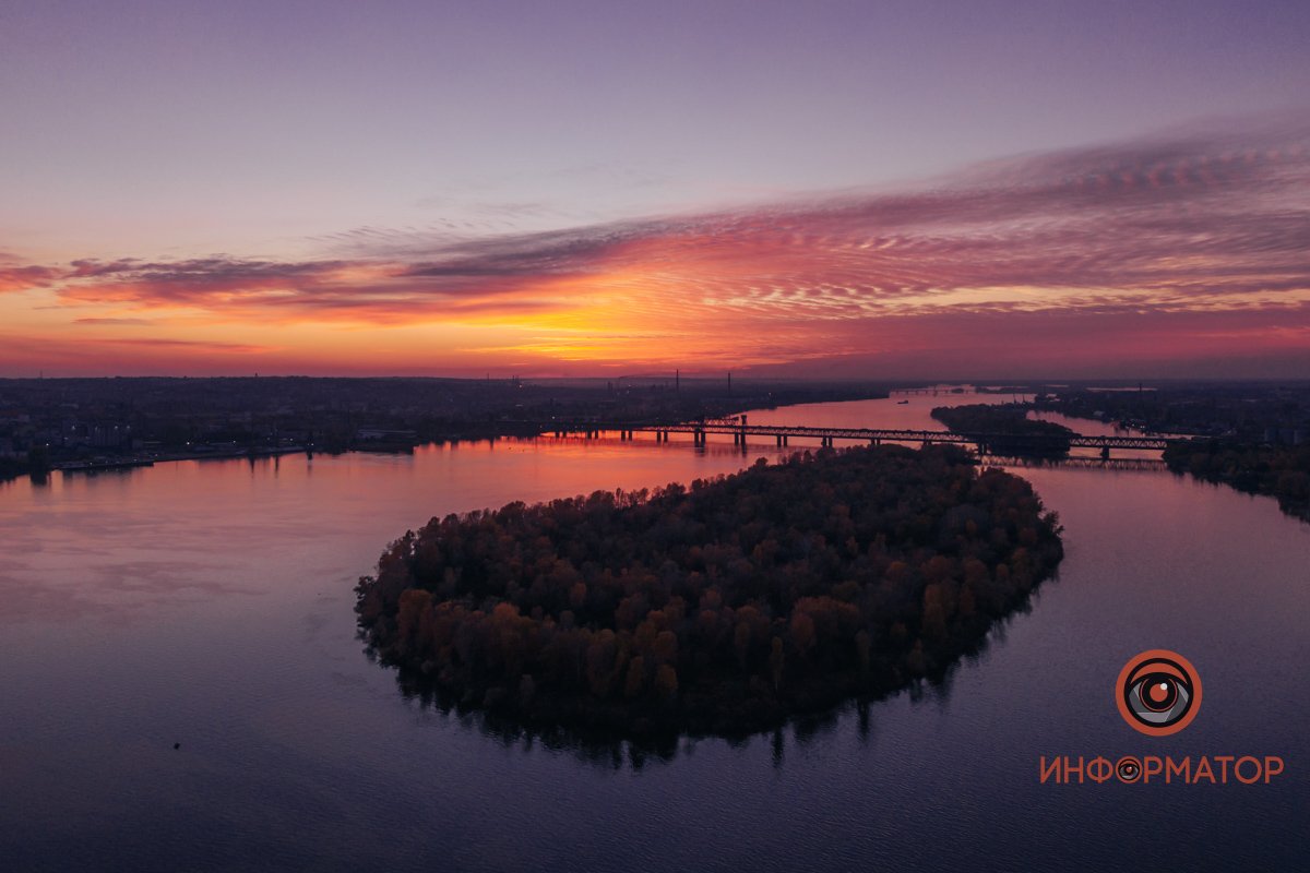 Спустился к речке розовый закат
