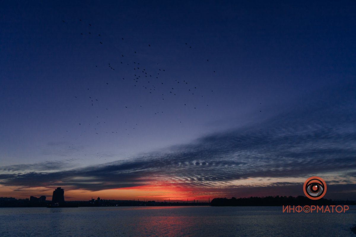 Садится солнце, светом обнимая