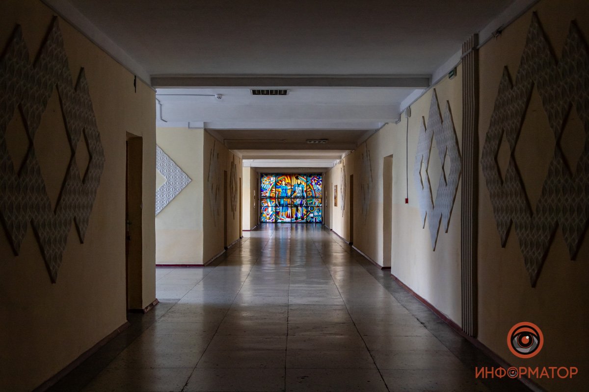 Украшает здание