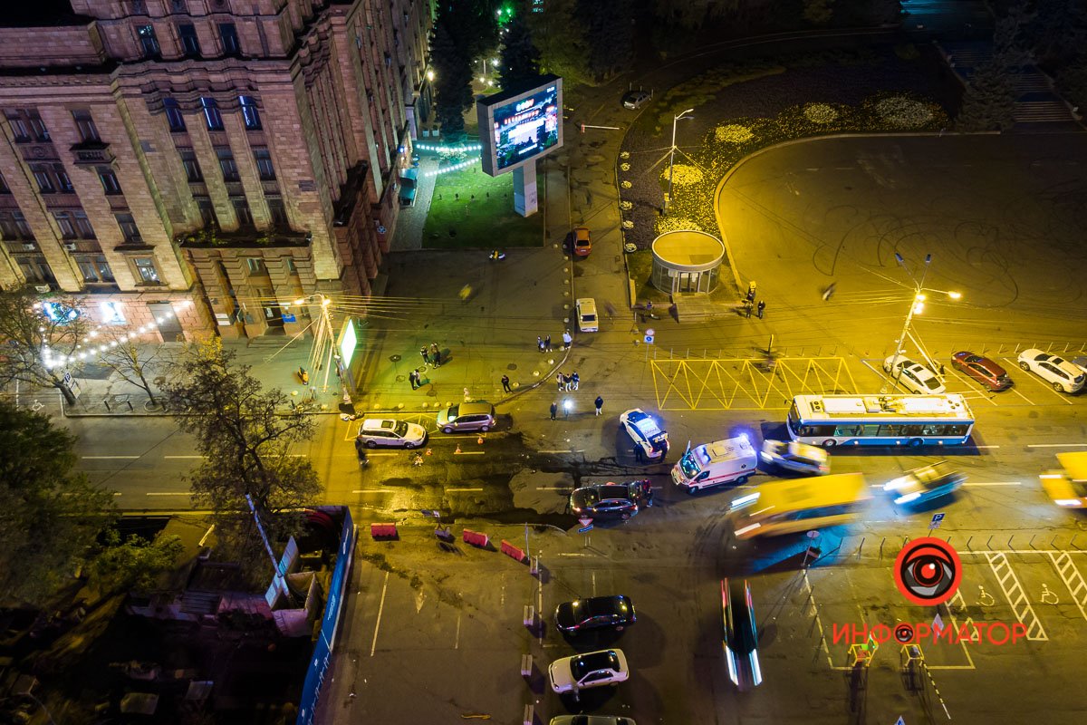 В центре Днепра случилось тройное ДТП: Subaru перевернулся 2