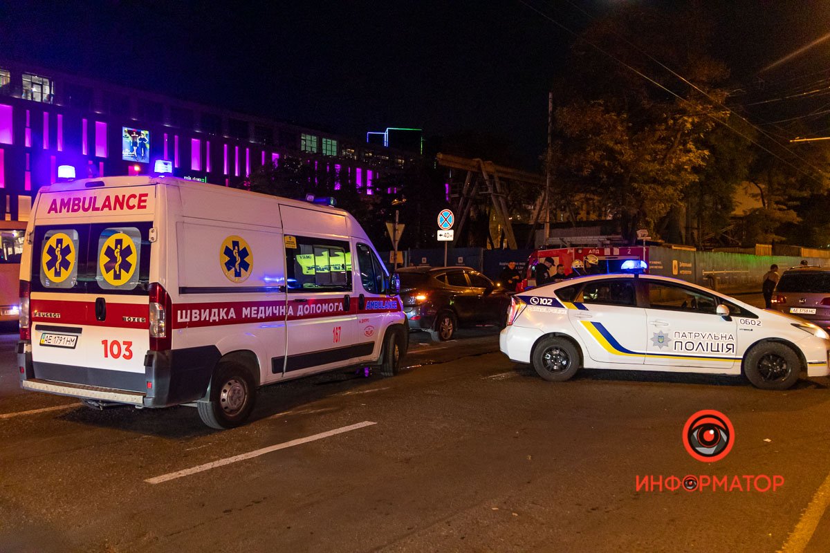 В центре Днепра случилось тройное ДТП: Subaru перевернулся 4