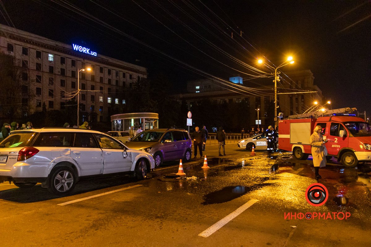 В центре Днепра случилось тройное ДТП: Subaru перевернулся 8