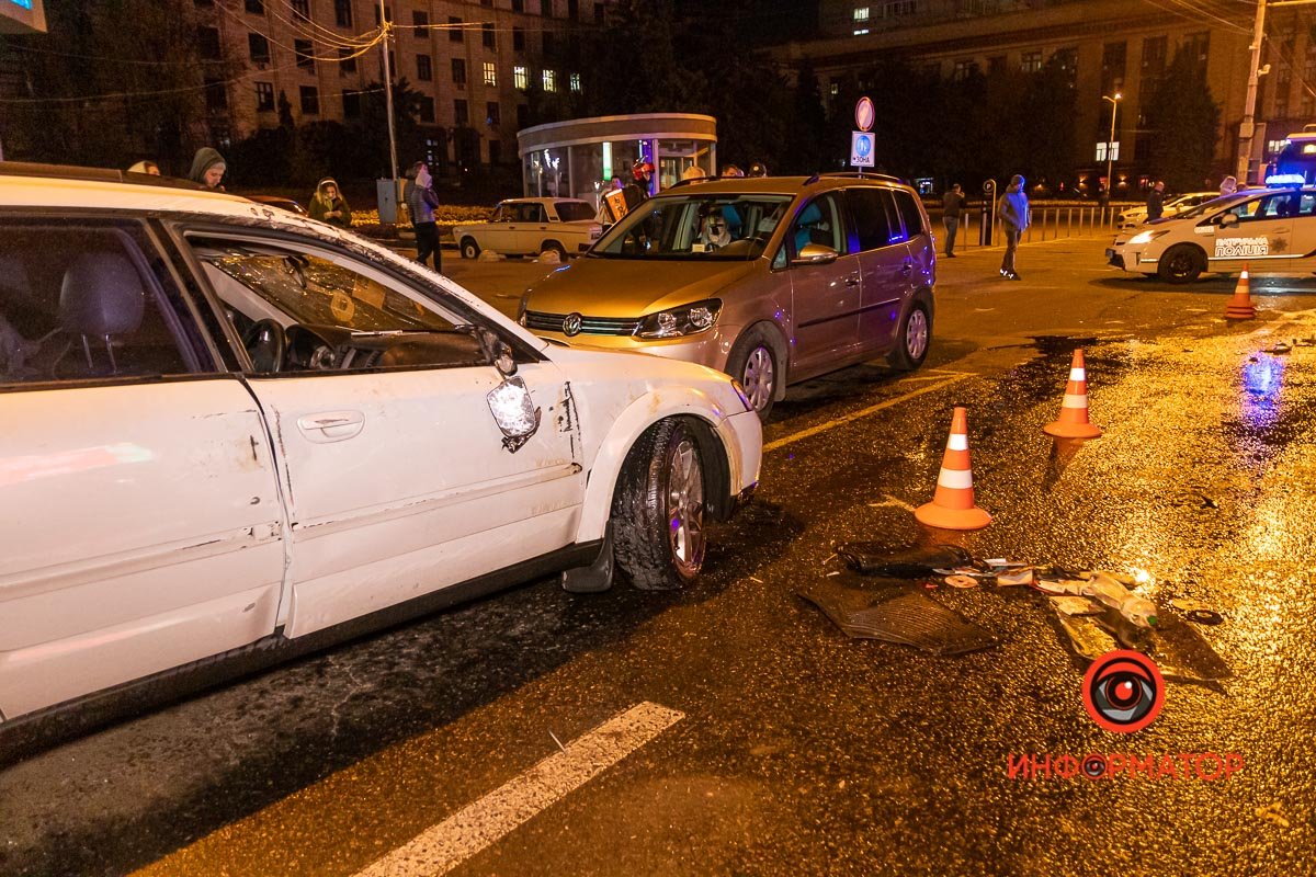 В центре Днепра случилось тройное ДТП: Subaru перевернулся 10