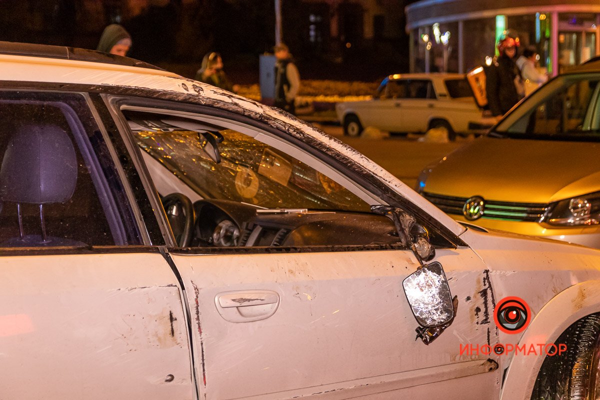 В центре Днепра случилось тройное ДТП: Subaru перевернулся 12