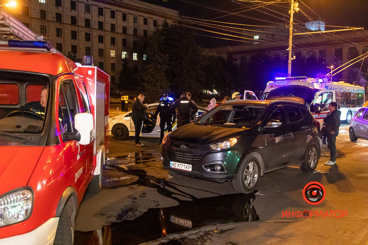 В центре Днепра случилось тройное ДТП: Subaru перевернулся 13