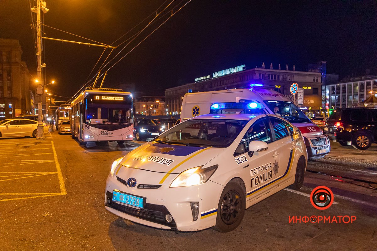 В центре Днепра случилось тройное ДТП: Subaru перевернулся 16