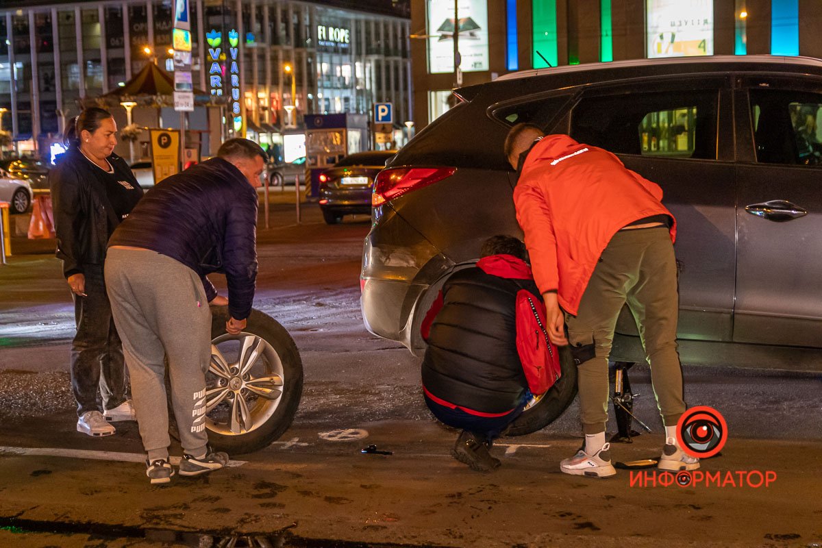 В центре Днепра случилось тройное ДТП: Subaru перевернулся 17
