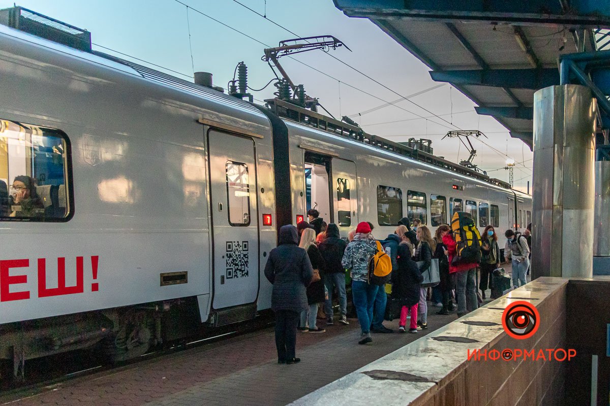 Проводник проверяет наличие ПЦР-теста или сертификата о вакцинации при входе в поезд 