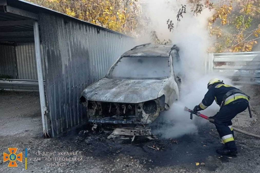 На автостоянке в переулке Вольном горел автомобиль Toyota