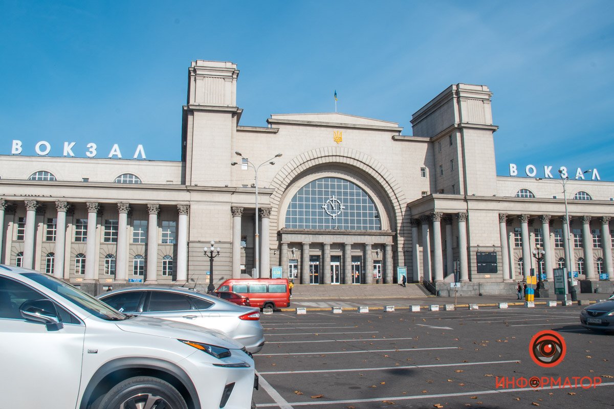 По обе стороны вокзала По обе стороны вокзала