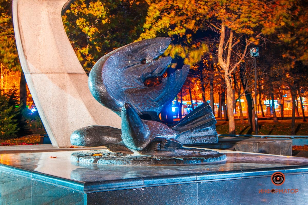 Аиста с опаленным крылом отлили из меди Аиста с опаленным крылом отлили из меди