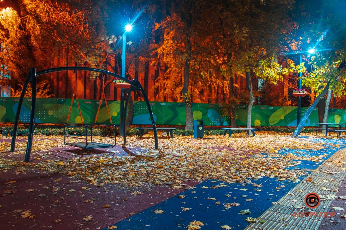 Ковер из желтых листьев накрыл парк Ковер из желтых листьев накрыл парк