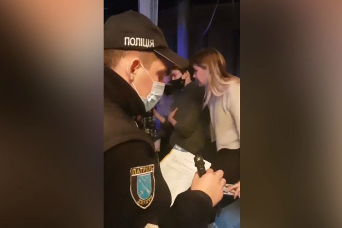 У пришедших проверяли сертификаты