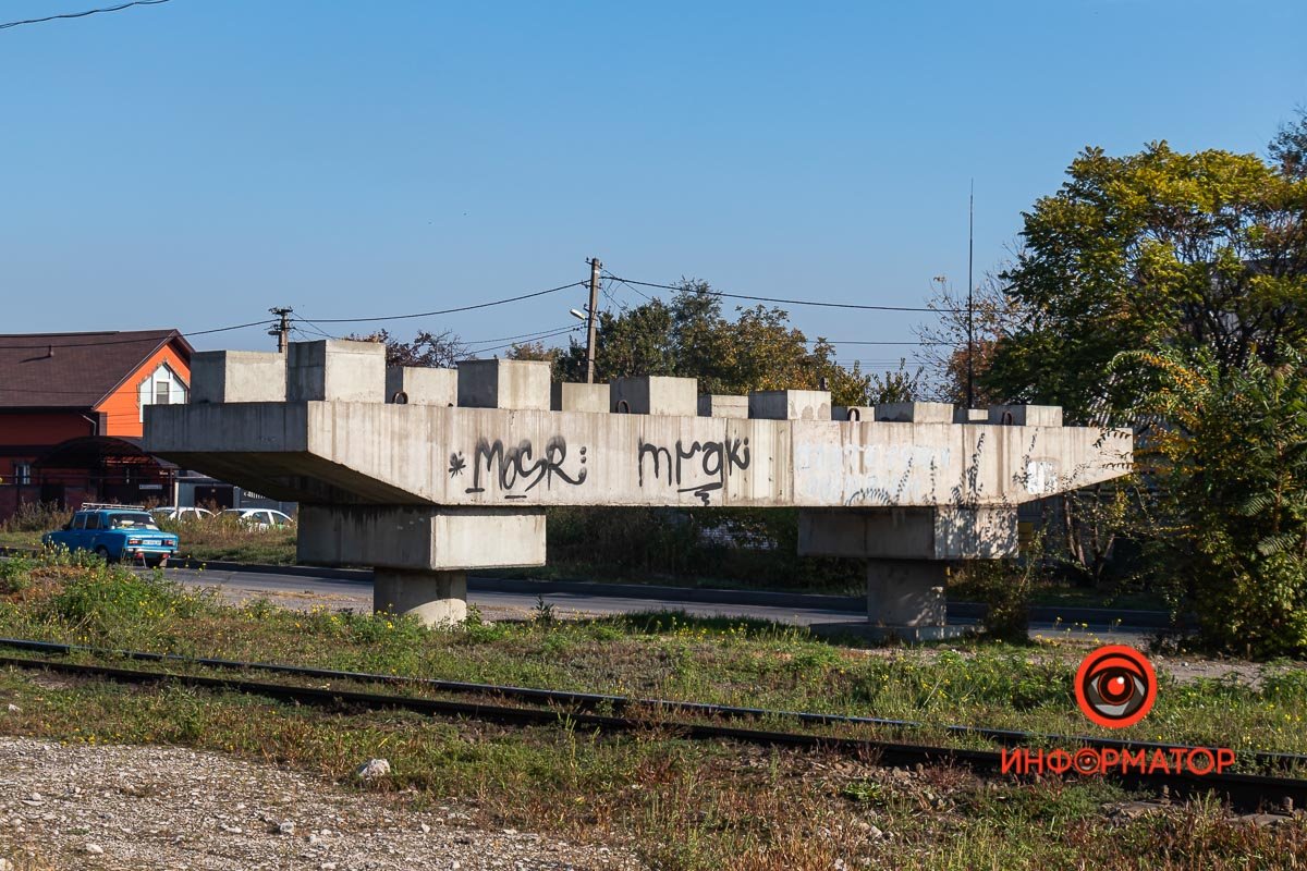 Поросло травой Поросло травой