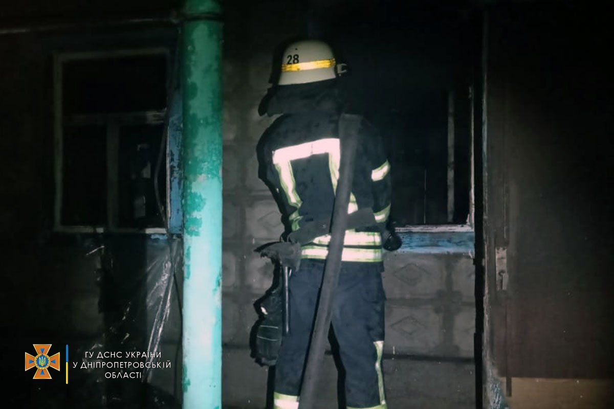 Огонь повредил домашнее имущество, окна и внутреннюю отделку комнаты на общей площади в 12 м² Огонь повредил домашнее имущество, окна и внутреннюю отделку комнаты на общей площади в 12 м²