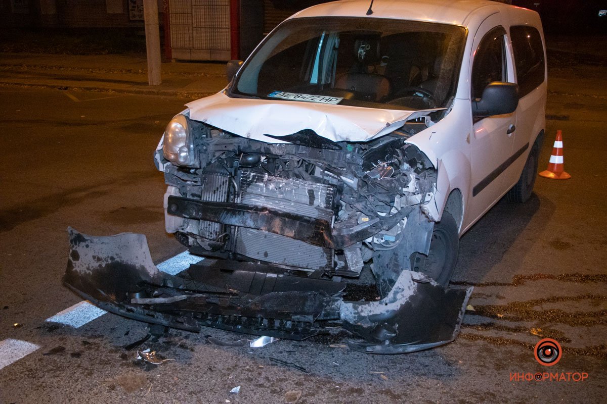 Renault двигался вверх по улице Рабочей и на перекрестке с улицей Уральской попытался проскочить на мигающий жёлтый сигнал светофора Renault двигался вверх по улице Рабочей и на перекрестке с улицей Уральской попытался проскочить на мигающий жёлтый сигнал светофора